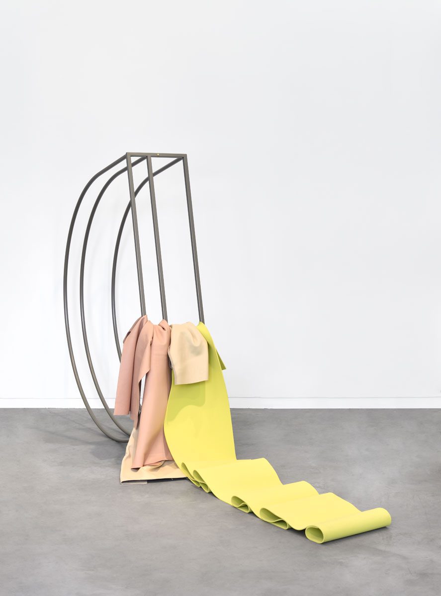 Gwendoline Perrigueux, Indécise, série Lascives, 2016. Acier thermolaqué, cuir, néoprène. 128 x 160 x 27 cm