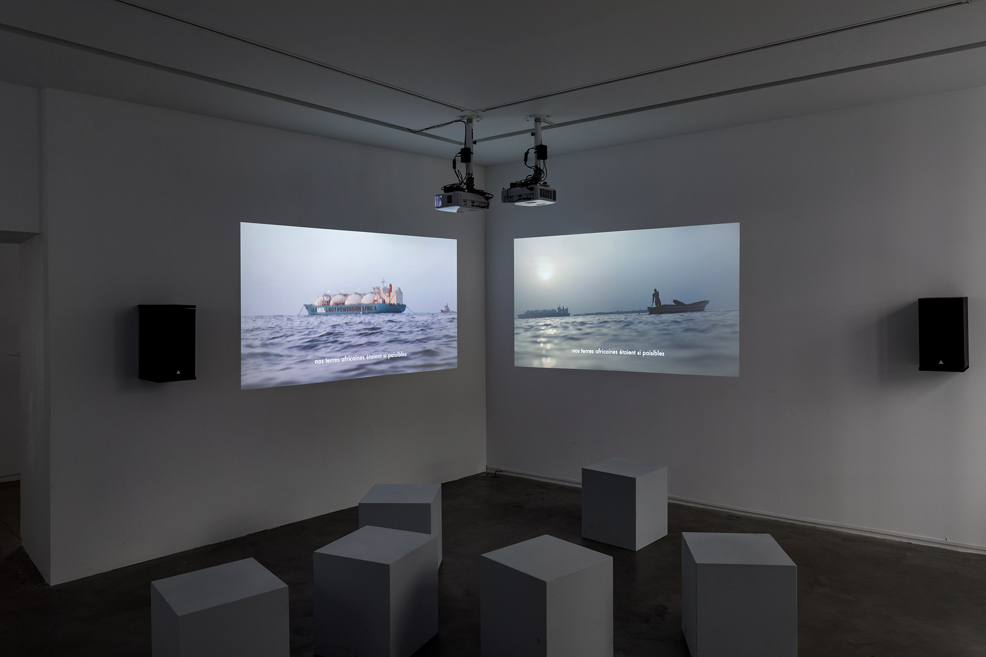 Capucine Vever, vue de l'installation "Dunking Island", La peau de l'horizon qui nous entoure, Galerie Eric Mouchet, Paris, 2022. Credit photo : Salim Santa Lucia