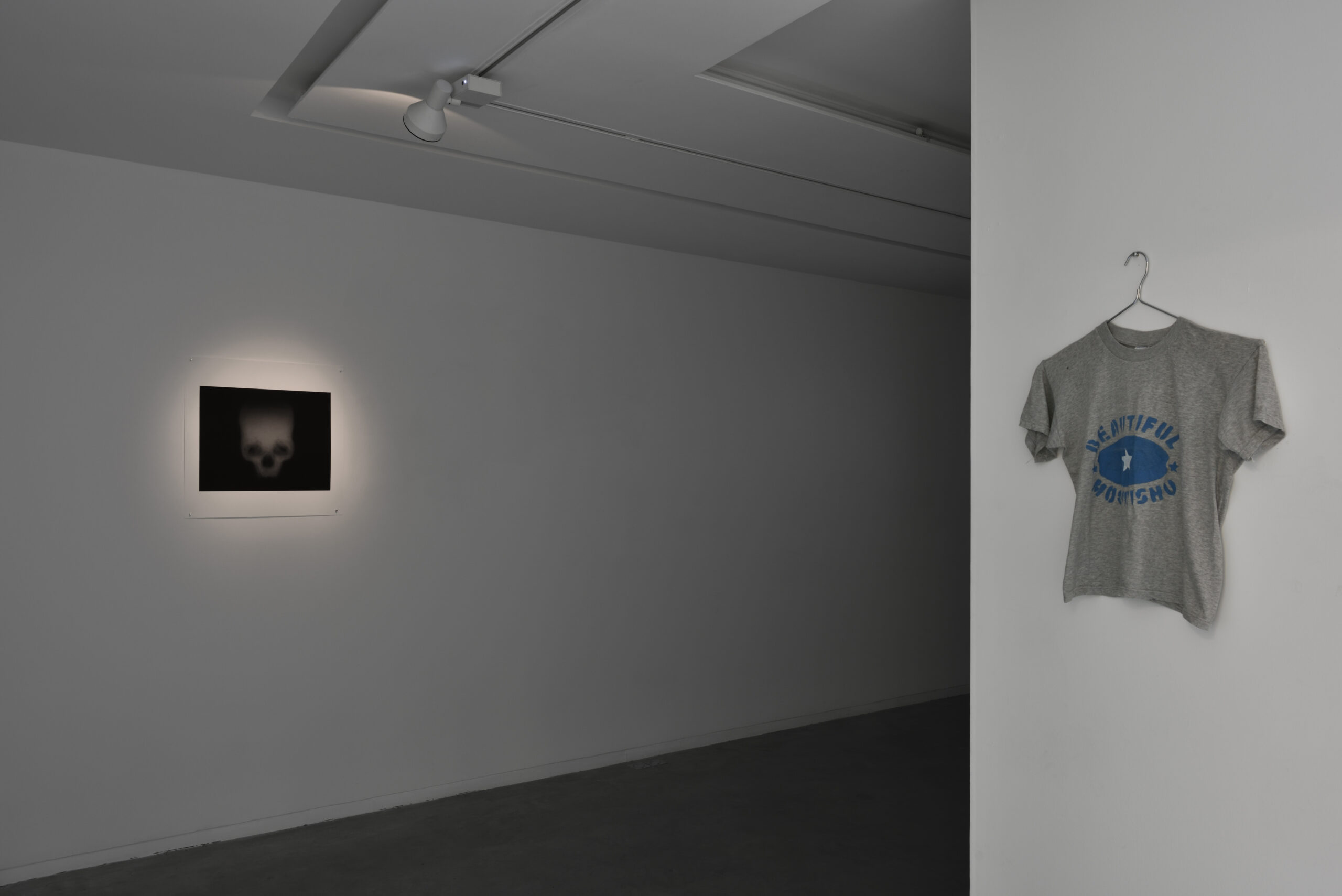 Louis-Cyprien Rials, vue d'exposition Par la fenêtre risée, Galerie Eric Mouchet, Paris, 2019. Photo : Rebecca Fanuele