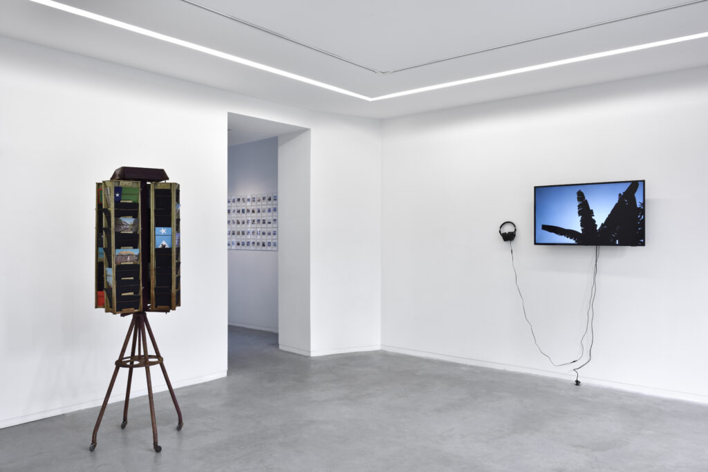 Louis-Cyprien Rials, vue d’exposition Par la fenêtre risée, Galerie Eric Mouchet, Paris, 2019. Photo Rebecca Fanuele