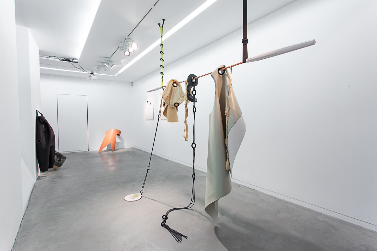 Gwendoline Perrigueux, vue de l'exposition Velvet Lashes, Galerie Eric Mouchet, Paris, 2019. Crédit photo : William Gaye