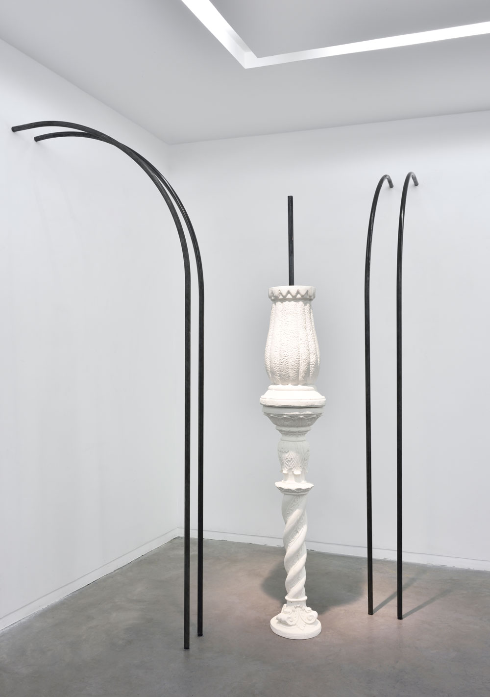 Cyril Zarcone, Assemblages en arche, 2019, poudre de marbre, métal, dimensions variables